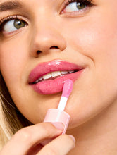 Load image into Gallery viewer, Model applying Lanolips Hyaluronic Lip Oil in Raspberry
